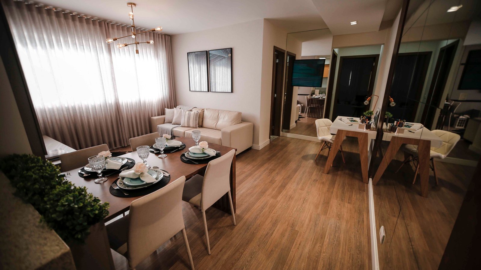 Apartamento com interiores claros e integração visual